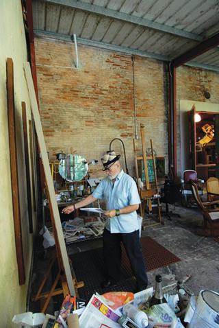 Toño Martorell trabaja en su taller en Ponce. / Foto por: Ricardo Alcaraz