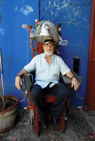 En el taller de Toño Martorell puede encontrase lo poco habitual. Así mismo es el artista. / Foto por: Ricardo Alcaraz