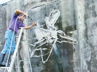 El artista Rafi Trelles crea arte en espacios cotidianos. / Foto por: Johnny Betancourt