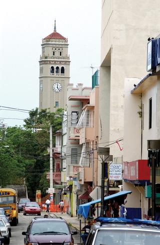 La torre de la Universidad de Puerto Rico, recinto de Río Piedras, vista desde sus áreas peatonales. / Foto por: Ricardo Alcaraz