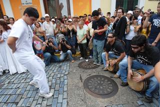 La calle se viste de fiesta... todo el mundo sale... todo el mundo goza. / Foto por: Ricardo Alcaraz