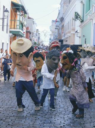 Cabezudos en la comparsa de Las Fiestas de la Calle San Sebastián. / Foto por: Tere Dávila