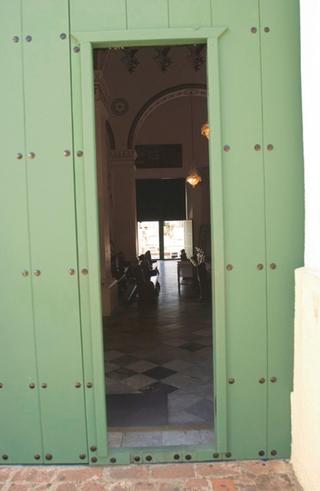 Puerta en una casa colonial en el centro urbano de San Germán. / Foto por: Efra Figueroa