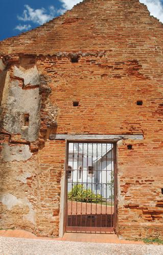 Ruinas de edificaciones en el casco urbano de San Germán. / Foto por: Efra Figueroa