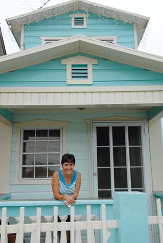 Myrna Vélez en el balcón de su casa 
en el Barrio El Salitral, La Playa de Ponce. 
 / Foto por: Ricardo Alcaraz