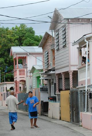 Vecinos de la comunidad en el Barrio El Salitral. / Foto por: Ricardo Alcaraz