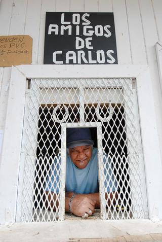 Don Carlos, residente del Barrio salitral, dueño del lugar donde venden las cervezas más frías, y defensor de los juegos de pelota que se llevan a cabo en el parque frente a su casa. Tiene mucho que contarle... / Foto por: Ricardo Alcaraz