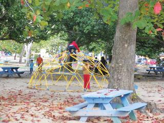 Area recreativa en el Parque Colón en Aguadilla. / Foto por: Millie Reyes