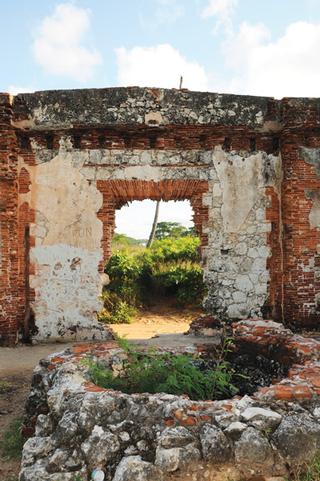 Ruinas del Faro Punta Borinquen, Aguadilla, destruido por un tsunami en 1918. / Foto por: Carlos Carrero