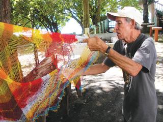 Tal vez usted no pesque, aún así, si tiene surte de ver a Don Lico, puede comprarle una tarraya... que de lo hermosas que son, sirven para adornar. / Foto por: Rosemarie Vázquez