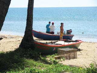 Pescadores en la playa en Barrio Barrero. / Foto por: Millie Reyes