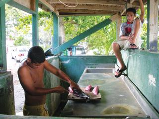 Con suerte llega la pesca al Barrio Barrero.  / Foto por: Millie Reyes