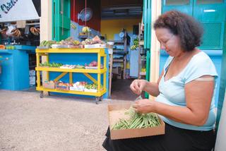 Plaza del Mercado, encontrará de todo. Abierta de lunes a viernes desde muy temprano en la mañana. Los sábados sólo encontrará unos pocos establecimientos abiertos. Selenia Serrano, santurcina de nacimiento, dice que desde que llegó a Aguada nunca qu / Foto por: Ricardo Alcaraz