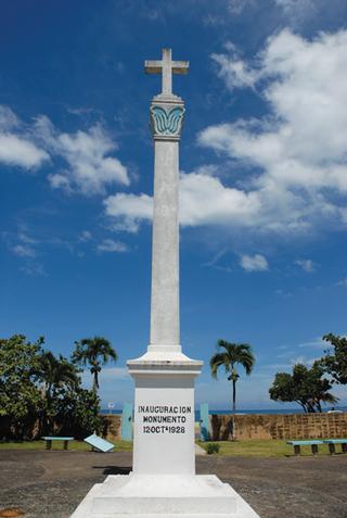 Monumento a la llegada de Cristóbal Colón por la costa de Aguada en la plaza que lleva su mismo nombre. / Foto por: Ricardo Alcaraz