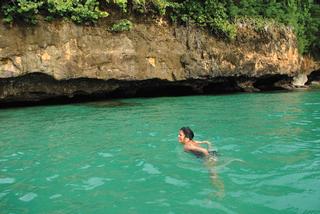 Aguas cristalinas en la costa de Aguadilla. / Foto por: Ricardo Alcaraz