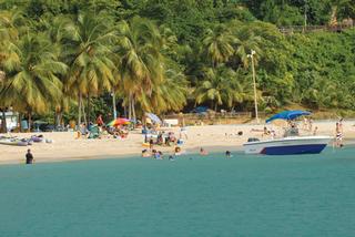 Playa Crash Boat, al fondo se encuentra la Asociación de Pescadores, donde puede comer pescado fresco. / Foto por: Ricardo Alcaraz