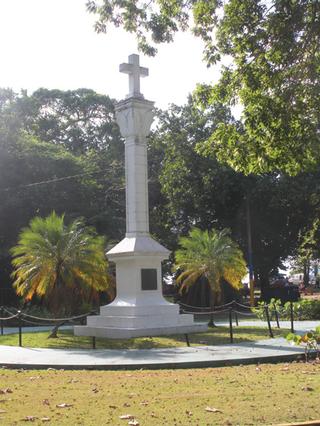 Pues sí, por Aguadilla también entró Colón; eso dicen. Monumento conmemorativo a la llegada de Cristóbal Colón en el parque que lleva su nombre. / Foto por: Millie Reyes