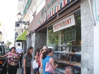 [13] La Mallorca, lugar de reunión de los residentes de San Juan, Calle San Francisco #300. / Foto por: Millie Reyes