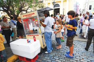 Durante los fines de semana las calles del Viejo San Juan siempre están llenas de gente... / Foto por: Ricardo Alcaraz