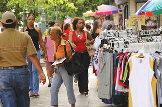 El Paseo De Diego en el centro del pueblo de Río Piedras es otra opción a la gesta consumista. Encontrará de casi todo... / Foto por: Ricardo Alcaraz