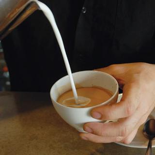 La mano de un barista... ¿cremosito, verdad?