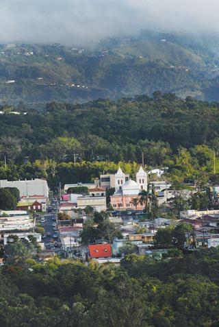 Vista del pueblo de Aibonito arropado por sus montañas bañadas de neblina. / Foto por: Ricardo Alcaraz