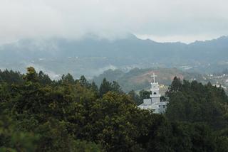 La iglesia del pueblo de Aibonito se avista desde sus montañas. / Foto por: Ricardo Alcaraz