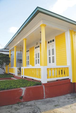 Casa antigua en la Calle Baldorioty, en el centro del pueblo de Aibonito. / Foto por: Ricardo Alcaraz