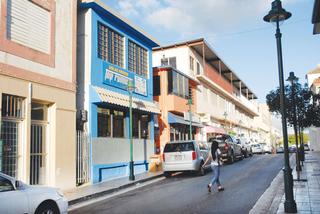 Una calle comercial en el centro del pueblo de Aibonito. / Foto por: Ricardo Alcaraz