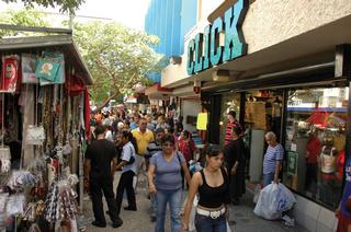 Calle comercial principal en Río Piedras. / Foto por: Ricardo Alcaraz