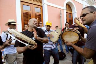 Cada año llegan más personas a celebrar las Fiestas de la Calle San Sebastián. / Foto por: Ricardo Alcaraz