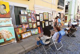 En la calle donde se celebra Las Fiestas de San sebastián se reúnen artistas exponiendo y vendiendo sus obras de arte. / Foto por: Ricardo Alcaraz