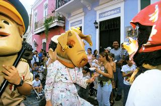 Los cabezudos acompañan las comparsas de las personas que asisten a las Fiestas de La Calle San Sebastián. / Foto por: Paola Nogueras