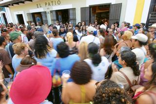 Cientos de gentes acuden a las Fiestas de La Calle San Sebastián todos los años. / Foto por: Ricardo Alcaraz