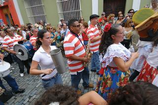 Comparsas en Las Fiestas de la Calle San Sebastián. / Foto por: Ricardo Alcaraz