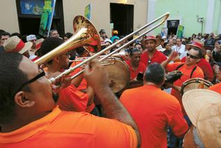 Músicos en Las Fiestas de la Calle San Sebastián. / Foto por: Ricardo Alcaraz