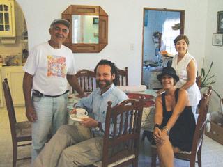 Fernando Silva y Sylvia LLeras disfrutan de un cafecito lareño en casa de Don Ramón y Bruni.