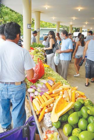 Mercado agropecuario, celebrado todos los viernes en San Sebastián. / Foto por: Ricardo Alcaraz