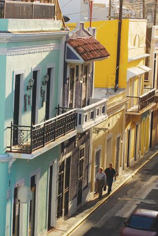 Calle en el Viejo San Juan. / Foto por: Ricardo Alcaraz